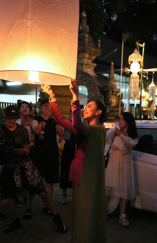 LK Woman with khom loy